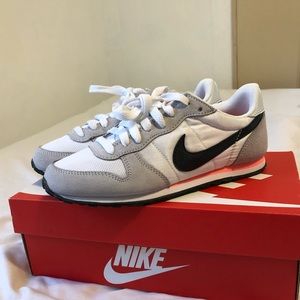 Nike Genicco women’s sz 7